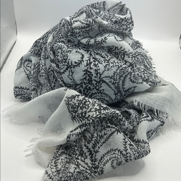 Elegant Black and Gray Paisley Scarf - Picture 5 of 6